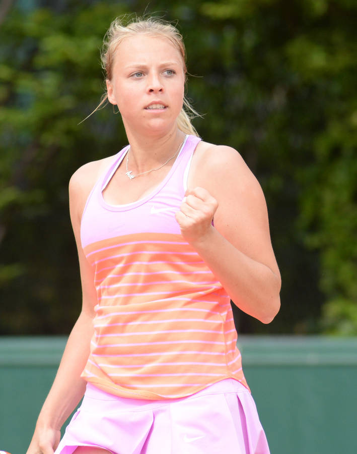 Anett Kontaveit Wearing Pink Fist Pump Wallpaper