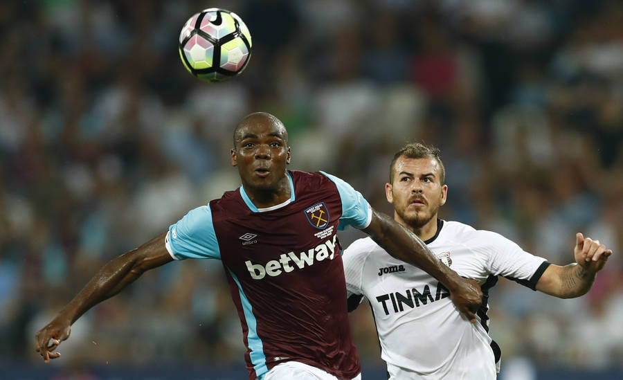 Angelo Ogbonna Aerial Duel Football Match Wallpaper