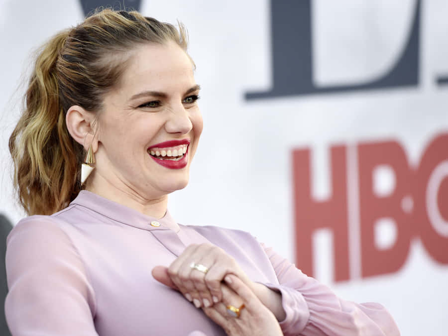 Anna Chlumsky Smiling Radiantly Wallpaper