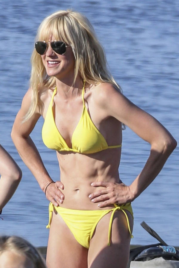 Anna Faris Stunningly Styles In A Bikini Wallpaper