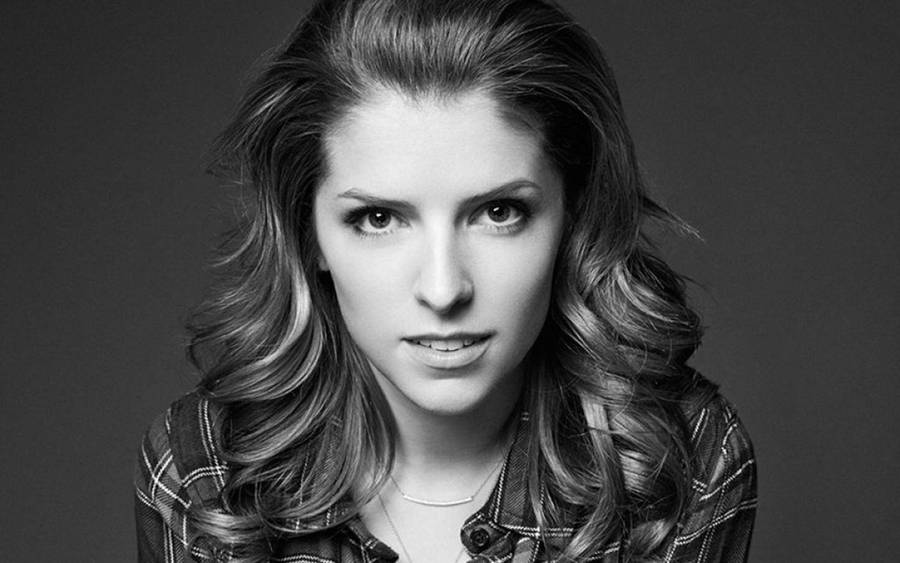 Anna Kendrick Black And White Close-up Shot Wallpaper