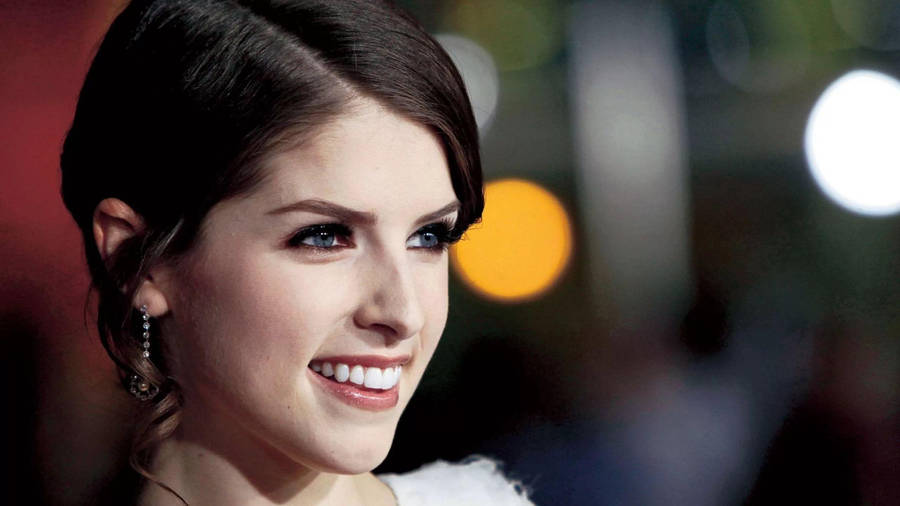 Anna Kendrick Classy Side Profile Wallpaper