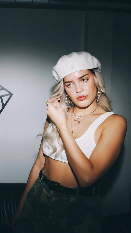 Anne-marie Retro Aesthetic Wallpaper