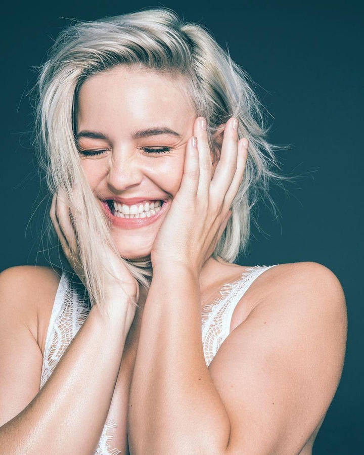 Anne-marie Vintage Hue Wallpaper