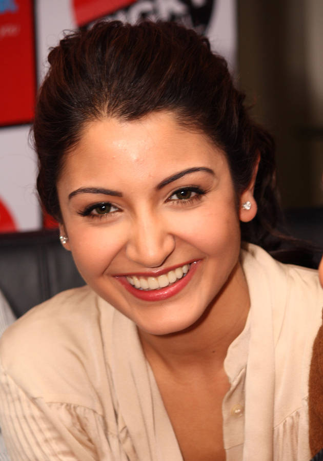 Anushka Sharma Smiling Wallpaper