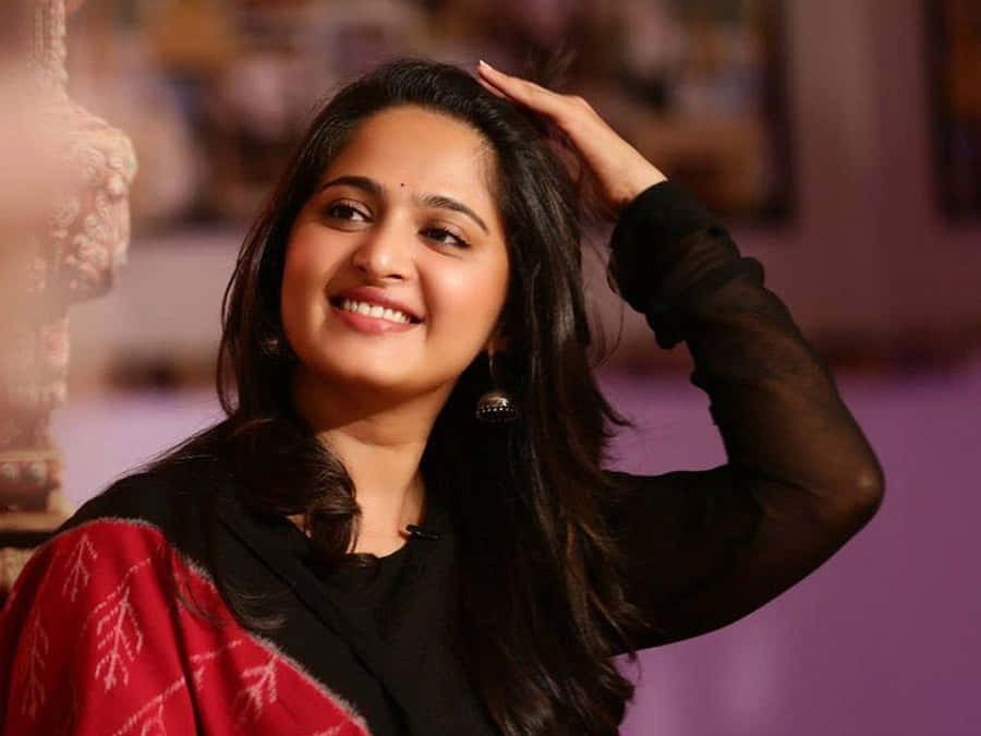 Anushka Shetty Smilingin Black Attire Wallpaper