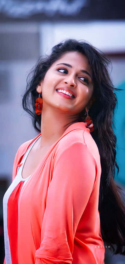 Anushka Shetty Smilingin Peach Outfit Wallpaper