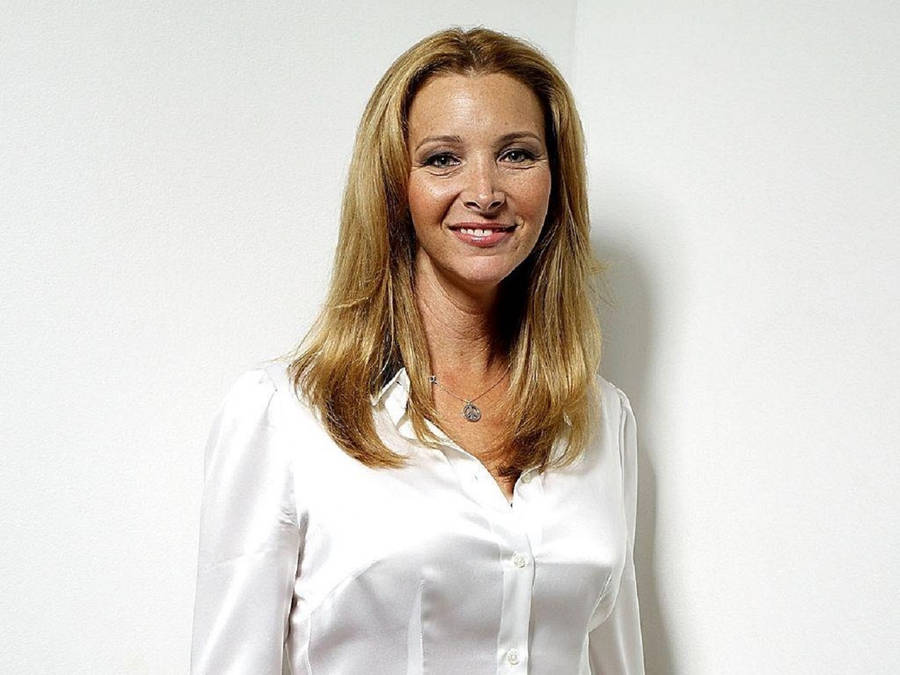 Appealing Photograph Of Lisa Kudrow Wallpaper