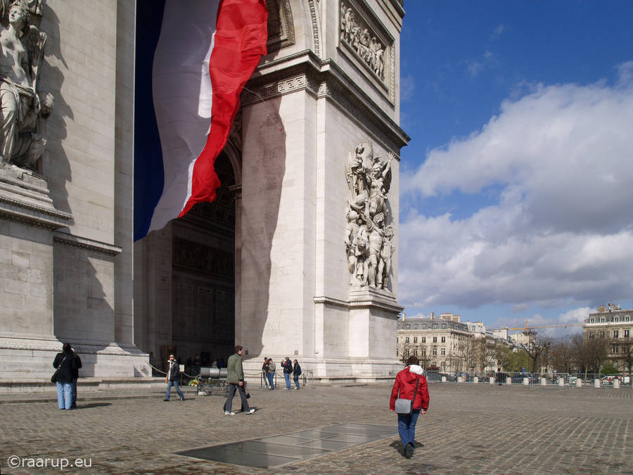 Arc De Triomphe Person Walking Wallpaper