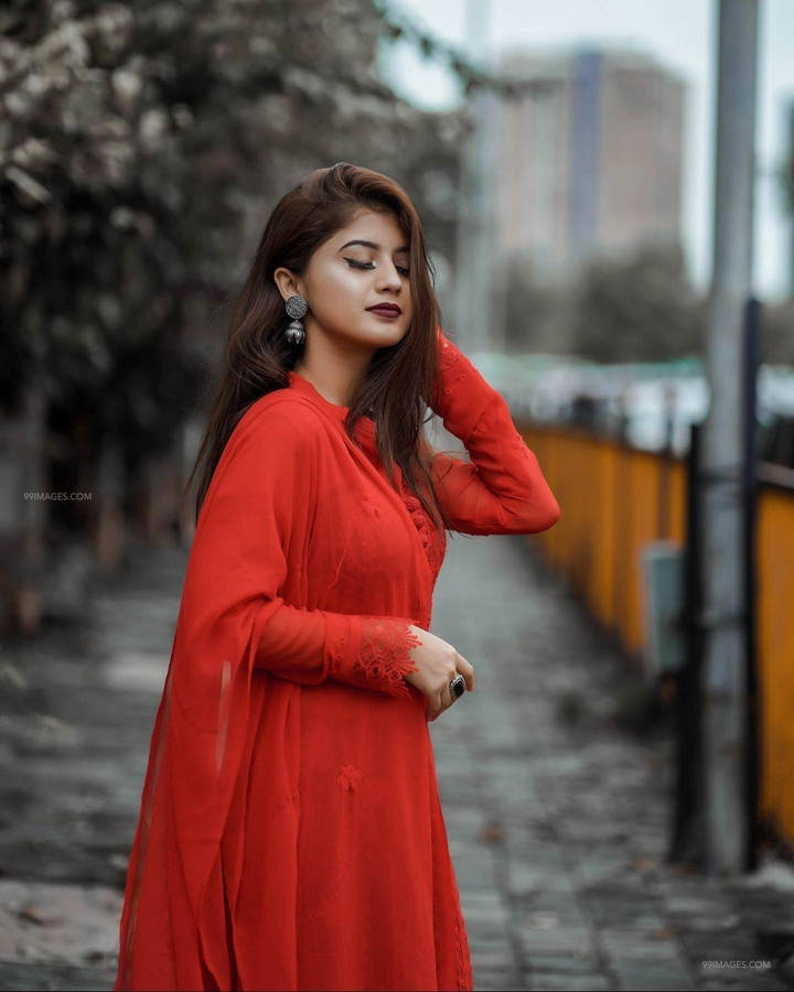 Arishfa Khan All Red Wallpaper