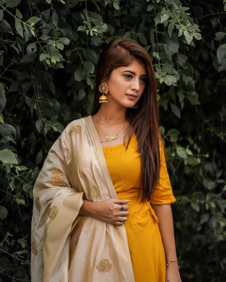 Arishfa Khan In Yellow Wallpaper