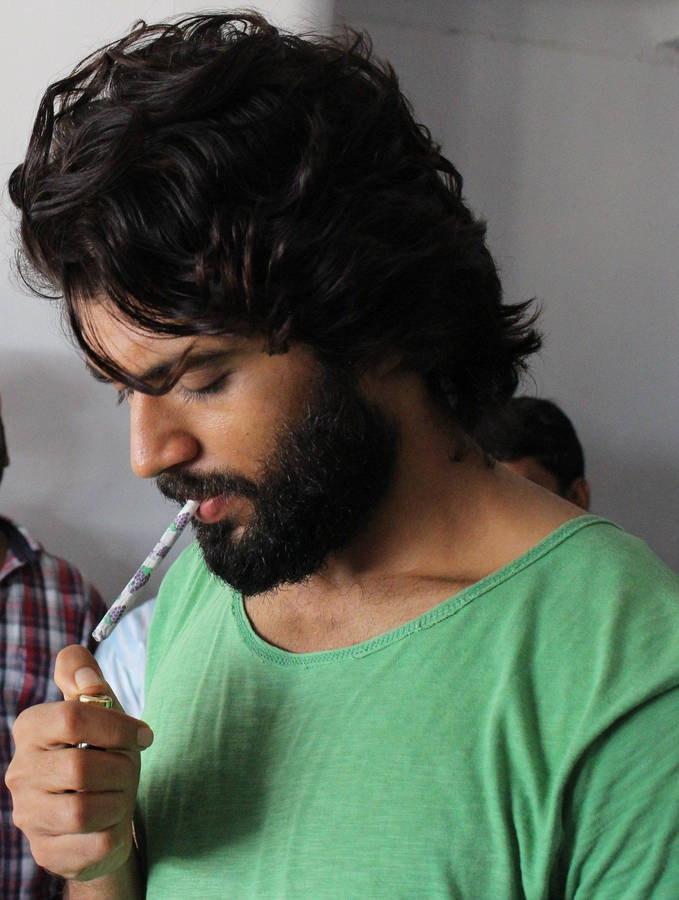 Arjun Reddy Lighting Cigarette Wallpaper