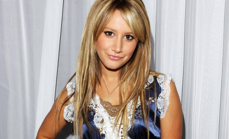 Ashley Tisdale Necklace Wallpaper