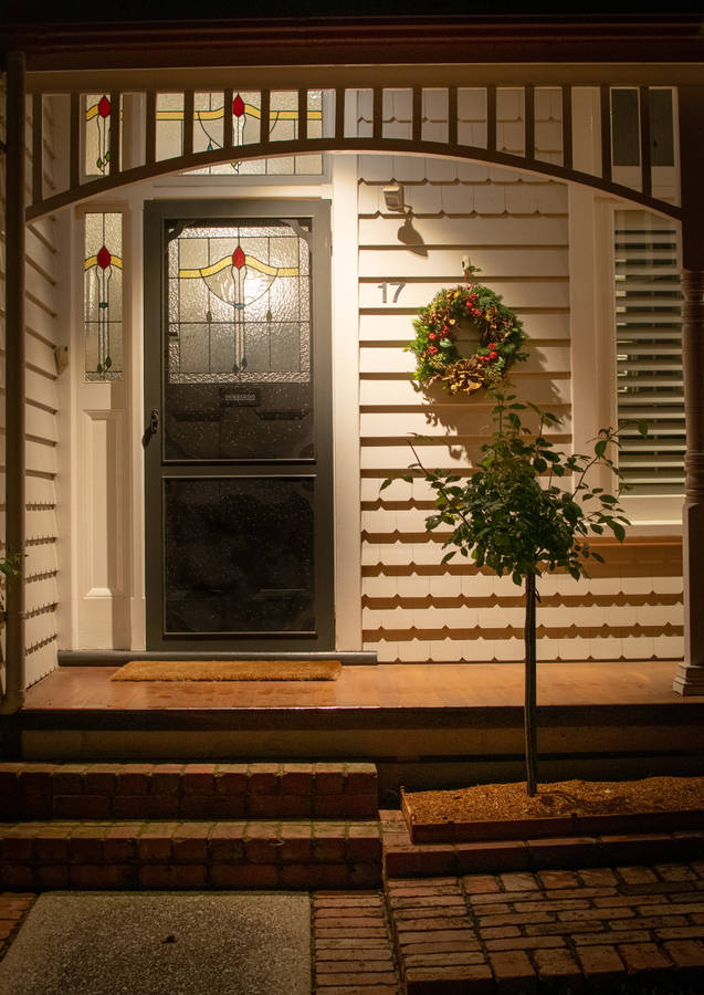 Australian Christmas Joy At Doorstep Wallpaper