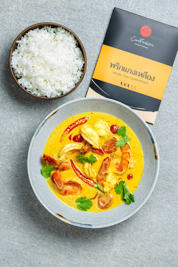 Authentic Yellow Curry With Fragrant Spices And Rice Wallpaper