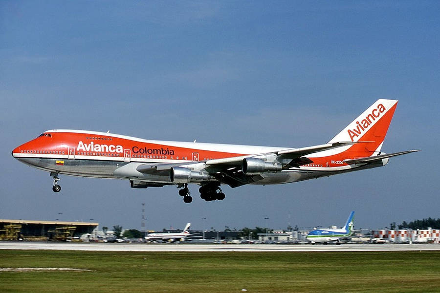 Avianca Boeing 747-259bm Landing At Miami International Airport Wallpaper