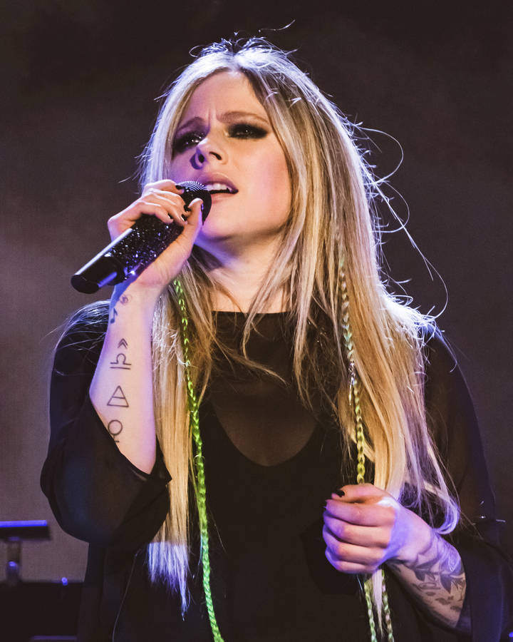 Avril Lavigne At Greek Theater Wallpaper