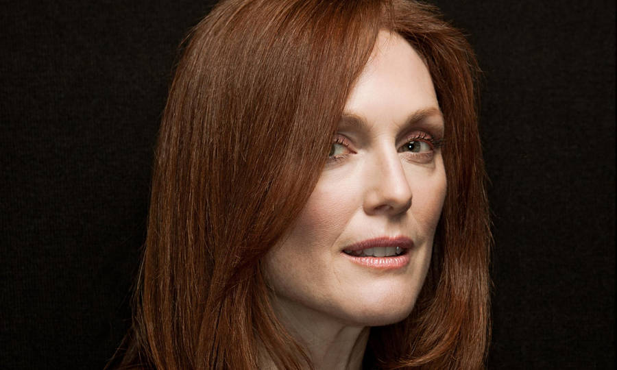 Award-winning Actress Julianne Moore In An Elegant Pose Wallpaper