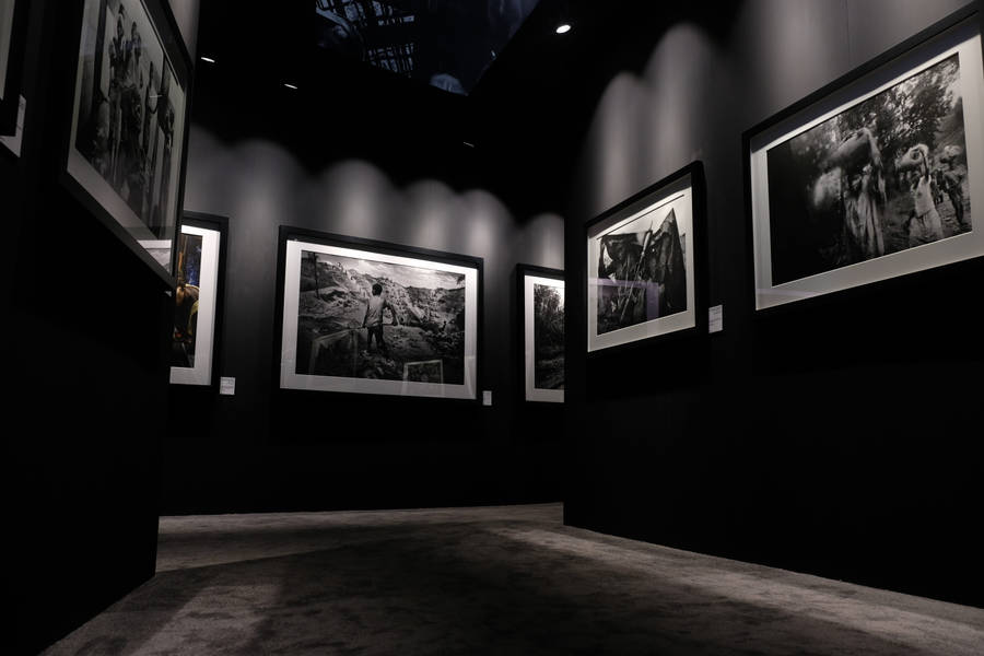 B&w Photographs In Art Gallery Wallpaper