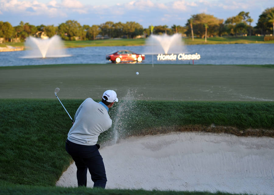 Back-view Photo Michael Thompson Golfing Wallpaper