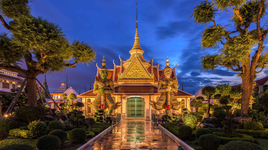 Bangkok's Wat Arun Night Photography Wallpaper