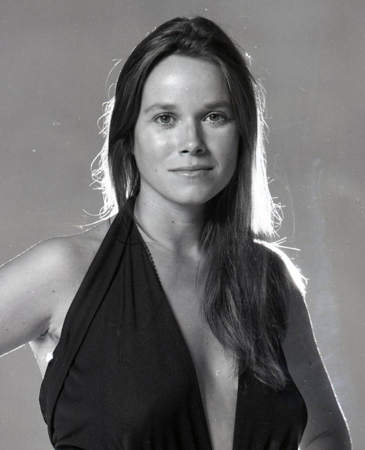 Barbara Hershey In Black And White Wallpaper