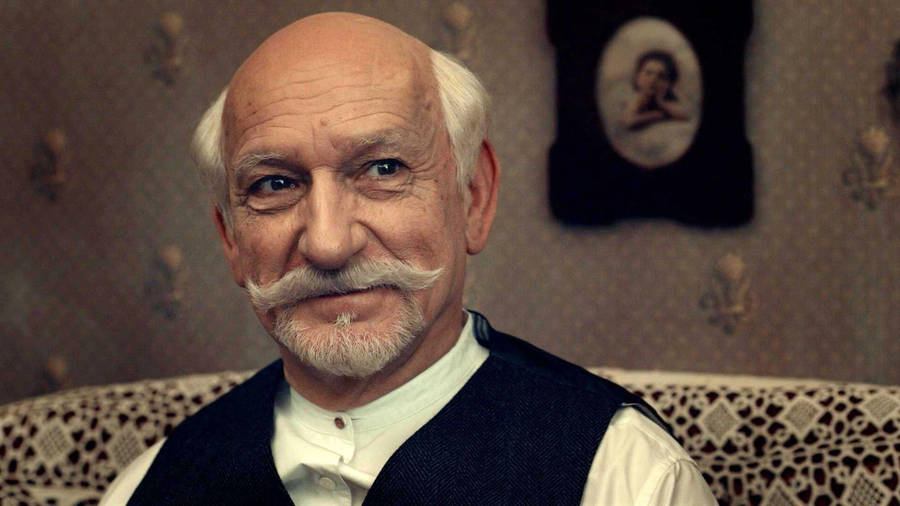 Ben Kingsley As Papa Georges In 2011 Hugo Wallpaper