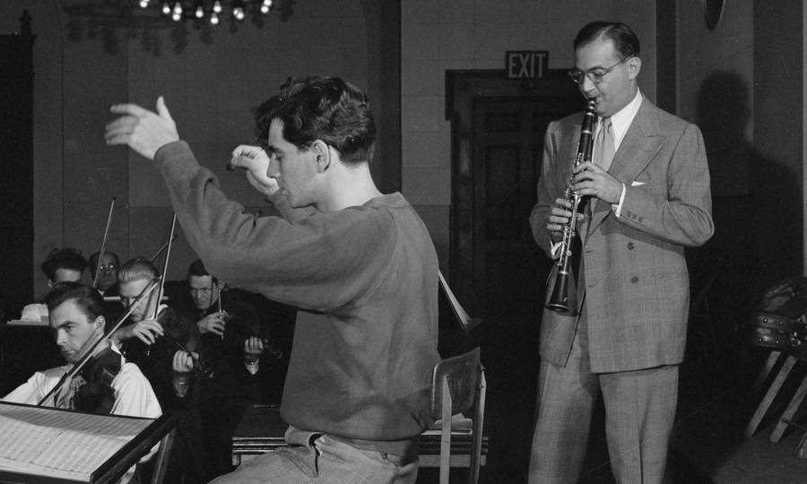 Benny Goodman Performing With Friends At Carnegie Hall Wallpaper