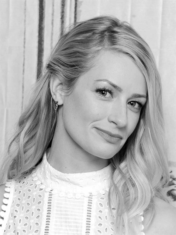 Beth Behrs Greyscale Portrait Wallpaper