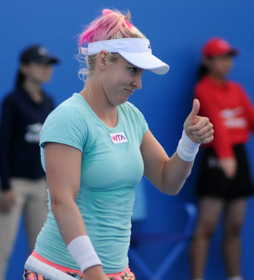 Bethanie Mattek-sands Giving A Thumbs Up Wallpaper