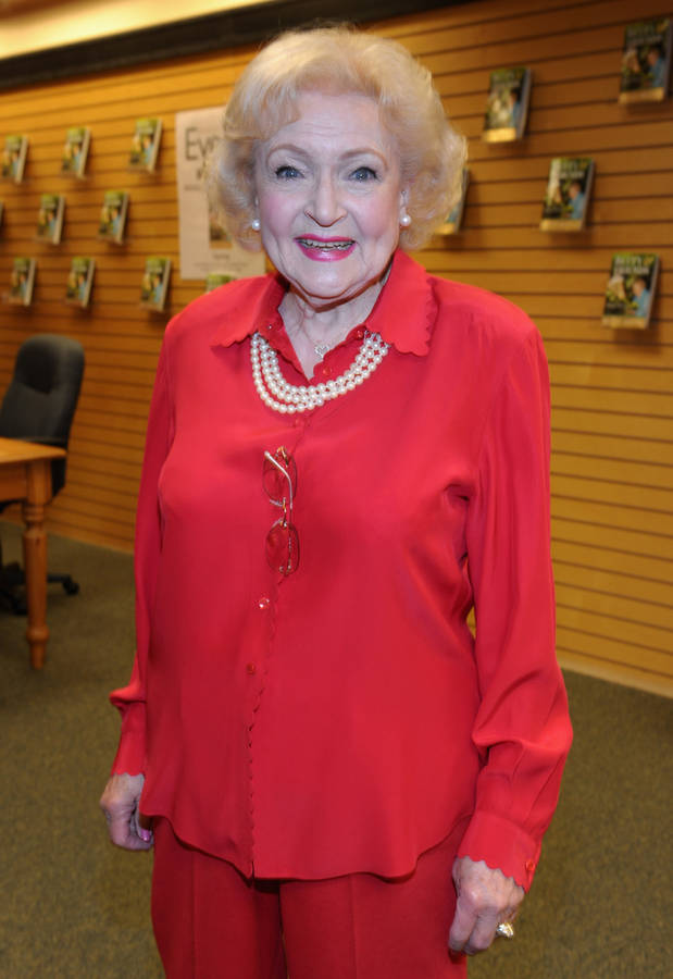 Betty White Book Signing Wallpaper