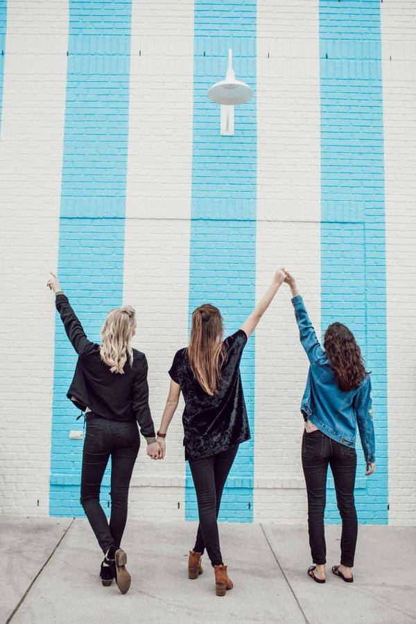 Bff Wall Photoshoot Wallpaper