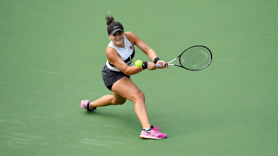 Bianca Andreescu On Green Court Wallpaper