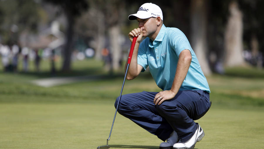 Bill Haas Analyzing His Next Shot Wallpaper