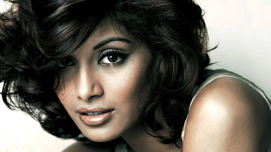 Bipasha Basu Short Hair Wallpaper