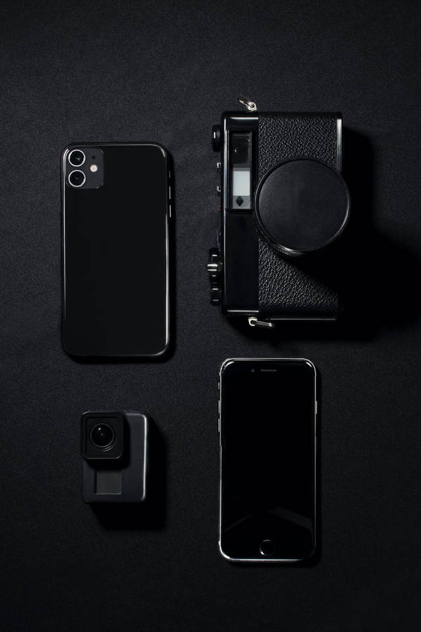 Black Aesthetic Iphone Gadgets Collection Wallpaper