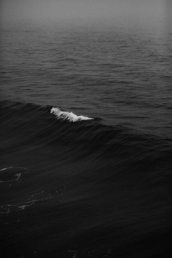 Black Aesthetic Phone Wave At Sea Wallpaper