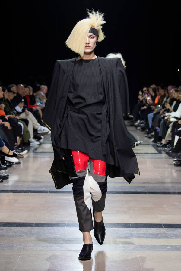 Black Outfit From Comme Des Garçons Wallpaper