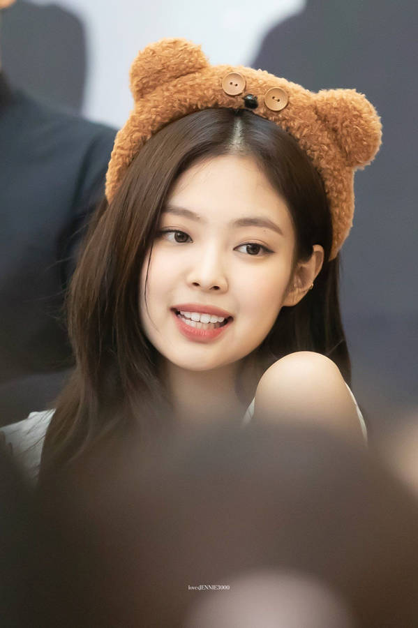 Blackpink Cute Candid Shot Of Jennie Wallpaper