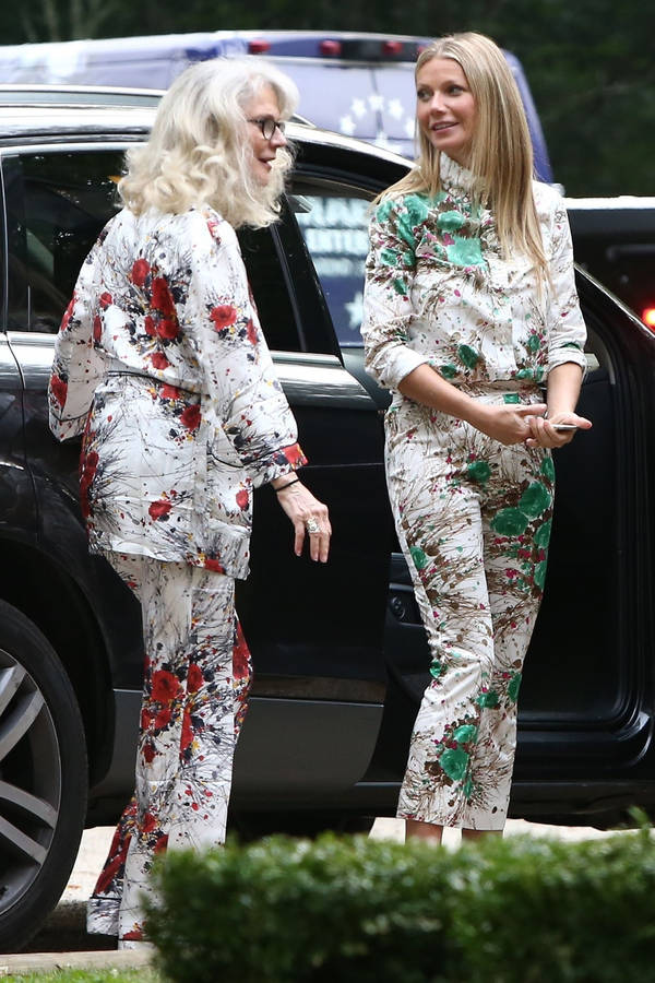 Blythe Danner Effortlessly Dressed In A Matching Outfit Wallpaper