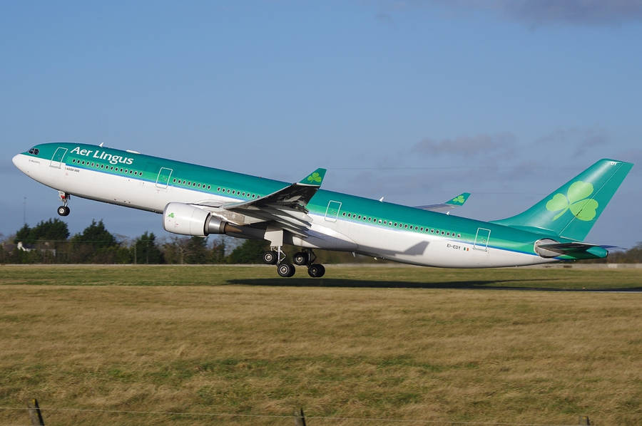 Boarding Aer Lingus Airplane Wallpaper