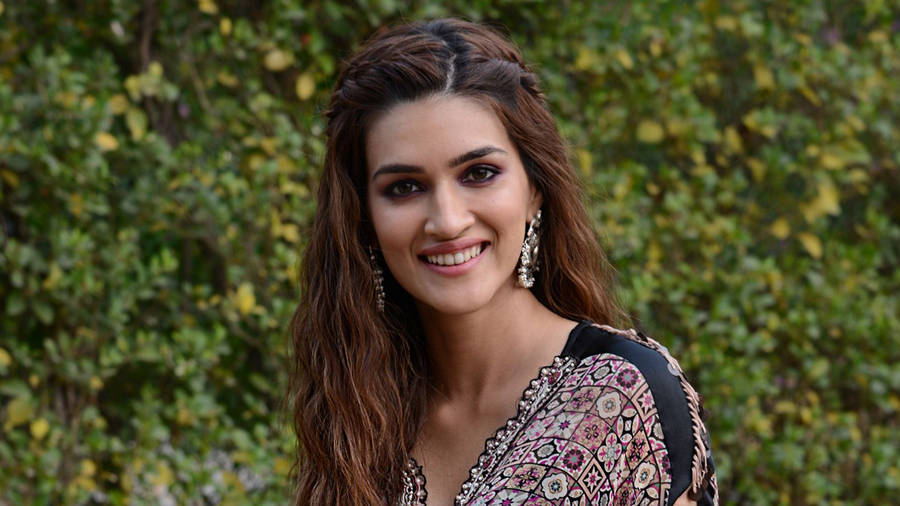 Bollywood Star Kriti Sanon Wallpaper