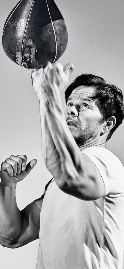 Boxing Mark Wahlberg In Black & White Wallpaper