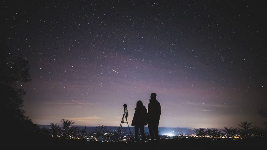 Boyfriend And Girlfriend Stargazing Wallpaper