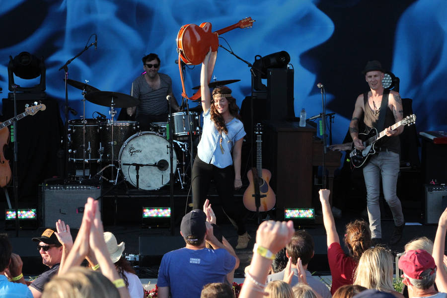 Brandi Carlile Hyping Crowd Wallpaper