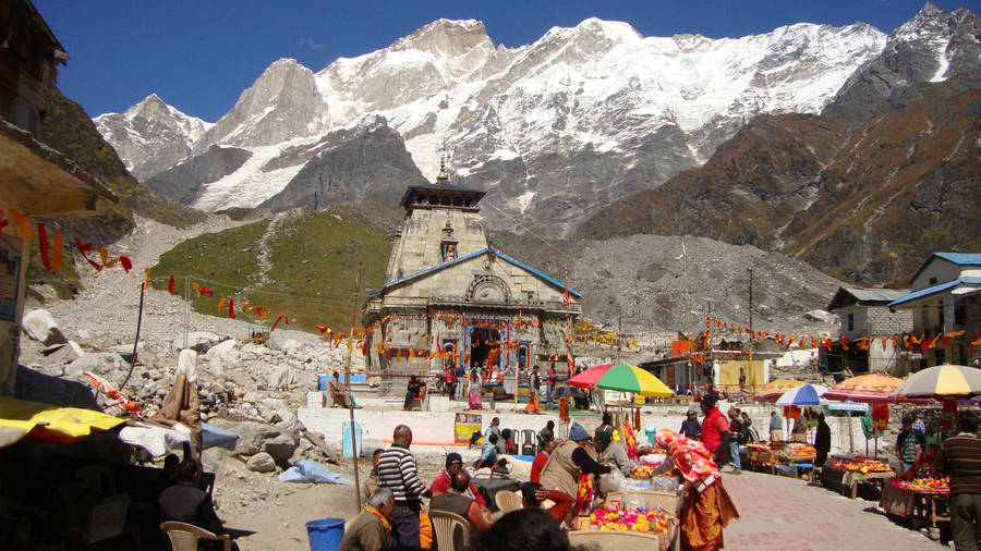 Breathtaking View Of Kedarnath Temple Market Wallpaper