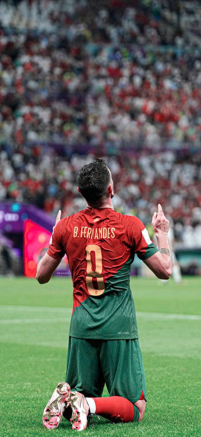 Bruno Fernandes Kneeling Pointing Up Wallpaper