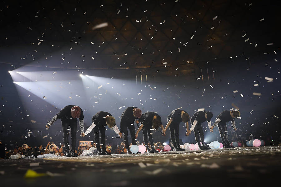 Bts Concert In South America With Them Bowing Wallpaper