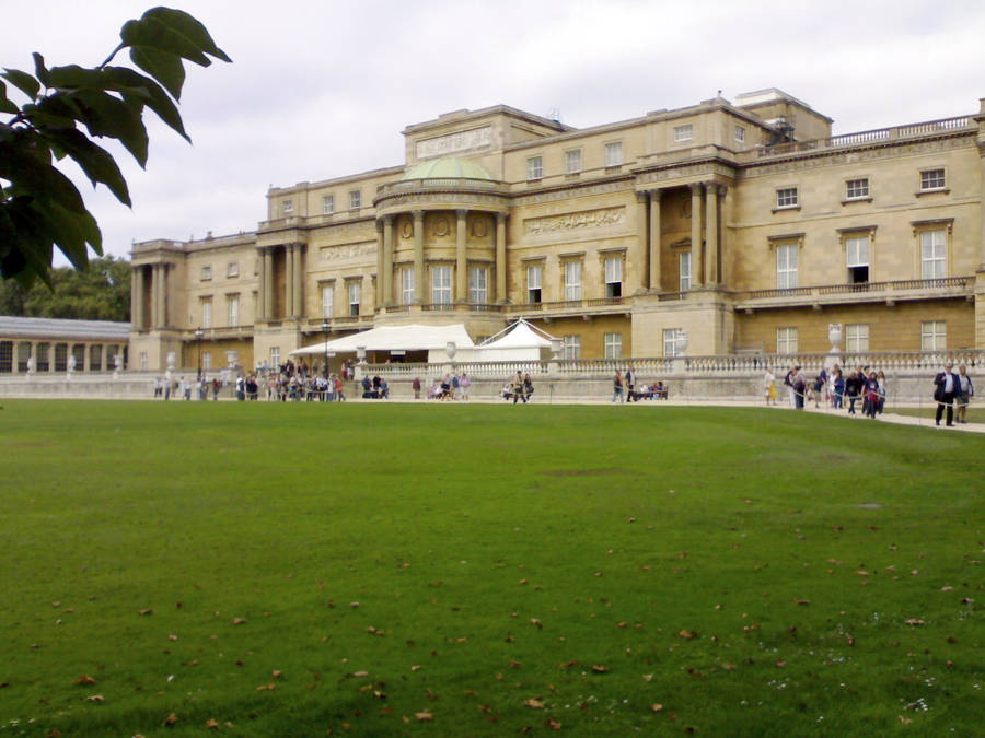 Buckingham Palace Guests Wallpaper