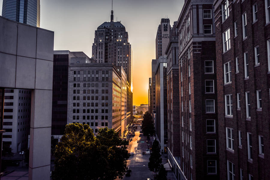 Building In Tulsa During Sunset Wallpaper